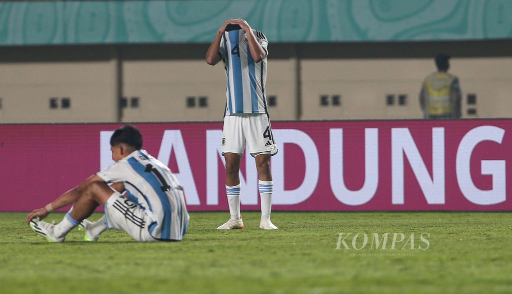Ekspresi kekecewaan pemain tim Argentina U-17 setelah kalah 1-2 dari Senegal dalam laga penyisihan Grup D Piala Dunia U-17 2023 di Stadion Si Jalak Harupat, Kabupaten Bandung, Jawa Barat, Sabtu (11/11/2023). Jepang akan menghadapi Argentina dalam lanjutan laga Grup D pada Selasa (14/11/2023). 