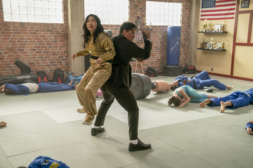 Aktor Noel Cassidy (John Cena) dan Katie Kim (Awkwafina) dalam <i>Jackpot!</i> (2024).