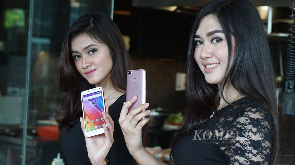 SPC Mobile memperkenalkan ponsel swafoto yang dijual dengan harga Rp 900.000, mengincar segmen konsumen yang mencari ponsel kelas bawah dengan fitur swafoto.