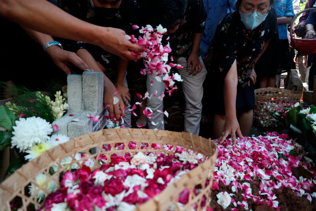 Keluarga dan kerabat menabur bunga di atas makam Paulus Iwan Boedi Prasetijo, pegawai Badan Pendapatan Daerah Kota Semarang, di pemakaman umum Salaman Mloyo, Kota Semarang, Jawa Tengah, Kamis (22/9/2022). 