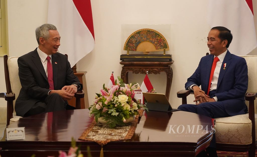 Presiden Joko widodo berbincang dengan Perdana Menteri Singapura Lee Hsien Loong di Ruang Jepara, Istana Merdeka, Jakarta, Minggu (20/10/2019). 