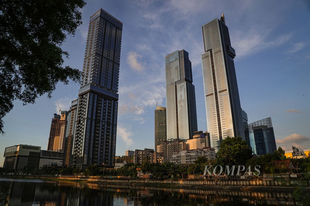 Pemandangan gedung-gedung tinggi dari Waduk Melati, Jakarta Pusat, Senin (8/7/2024). 