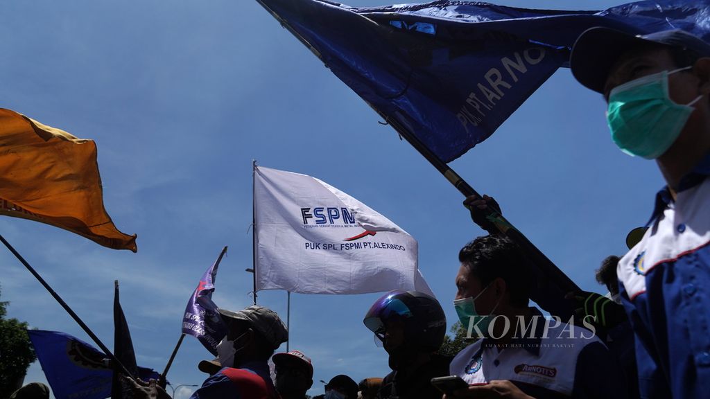 Buruh berunjuk rasa di Kantor Dinas Tenaga Kerja Kota Bekasi di Jawa Barat, Selasa (29/11/2022). Mereka menuntut kenaikan upah minimum kota (UMK) 2023 sebesar 13-20 persen.