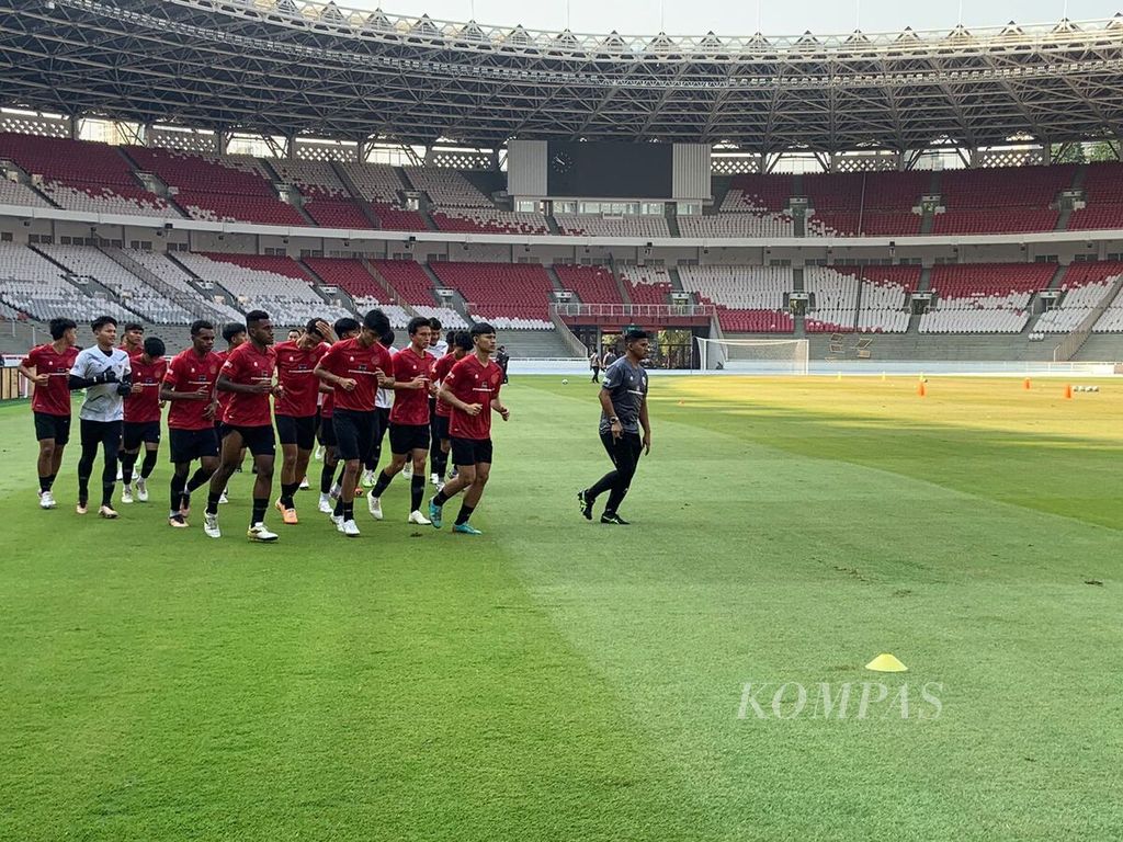 Pemain sepak bola Indonesia U-17 melakukan pemanasan dengan berlari keliling lapangan Stadion Utama Gelora Bung Karno, Jakarta, Senin (30/10/2023) pagi.