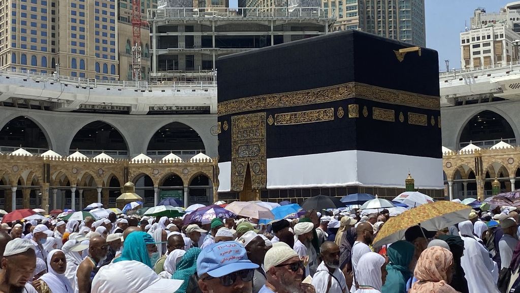 Jemaah haji mengelilingi Kabah untuk menjalankan tawaf wada (perpisahan) di Masjidil Haram, Mekkah, Arab Saudi, Senin (3/7/2023). Tawaf wada adalah amalan terakhir yang dilakukan jemaah haji sebelum meninggalkan Mekkah sekaligus berpamitan dengan Kabah.