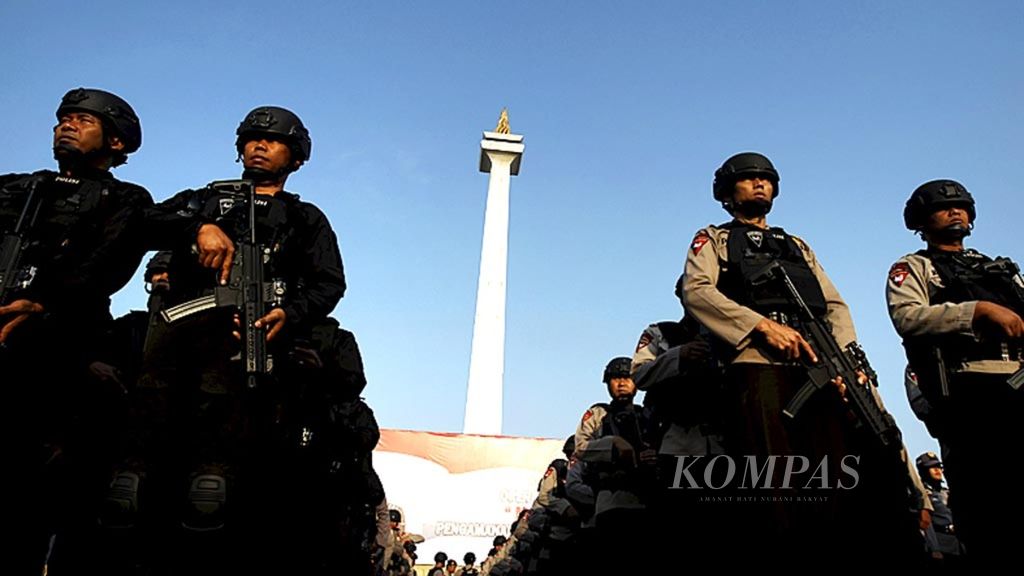Personel Polri berbaris mengikuti apel Gelar Pasukan Pengamanan Pemilu Mantap Brata 2019, di lapangan Monumen Nasional, Jakarta, Selasa (18/9/2018). 