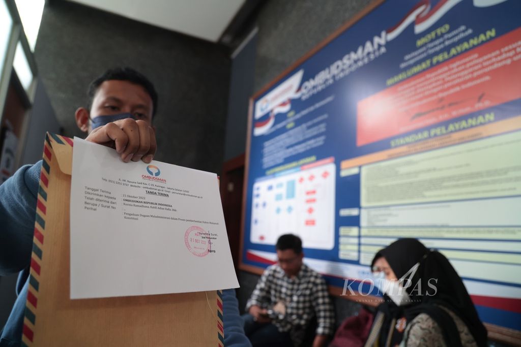 Aktivis dari Koalisi Masyarakat Sipil Penyelamat Kemerdekaan Peradilan mengadukan dugaan malaadministrasi atas pemberhentian dan penggantian hakim konstitusi Aswanto oleh DPR, di Ombudsman Republik Indonesia, Jakarta, Jumat (21/10/2022). 