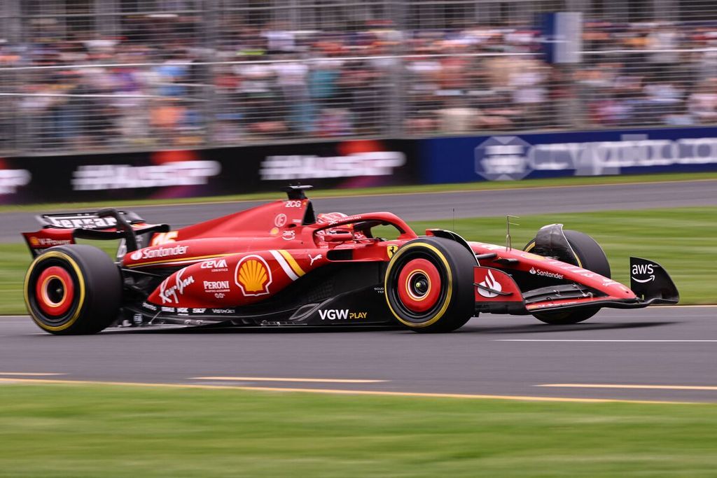 Pebalap Ferrari, Carlos Sainz Jr, beraksi saat sesi latihan bebas ketiga Grand Prix Formula 1 seri Australia di Sirkuit Albert Park, Melbourne, Sabtu (23/3/2024). 