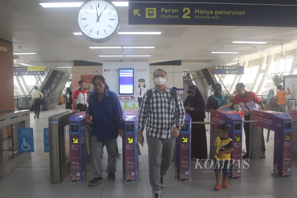 Sejumlah penumpang LRT Jabodebek mengantre untuk keluar dari Stasiun Dukuh Atas, Jakarta, Senin (11/9/2023). 