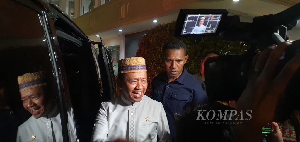 Menteri Investasi Bahlil Lahadalia memberikan keterangan kepada wartawan seusai mengikuti buka puasa bersama di Istana Negara, Jakarta, Kamis (28/3/2024) petang.