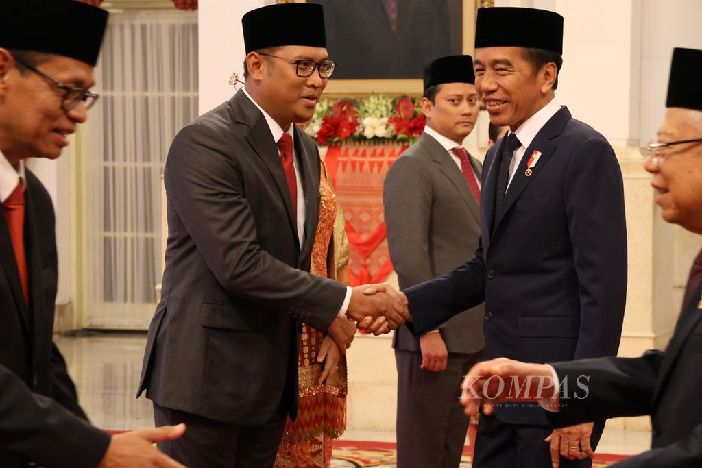 Presiden Joko Widodo dan Wakil Presiden Ma'ruf Amin memberi selamat kepada tiga wakil menteri yang dilantik Presiden Joko Widodo, Kamis (18/7/2024). Mereka adalah Wakil Menteri Investasi Yuliot, Wamen Pertanian Sudaryono, dan Wamen Keuangan Thomas Djiwandono.