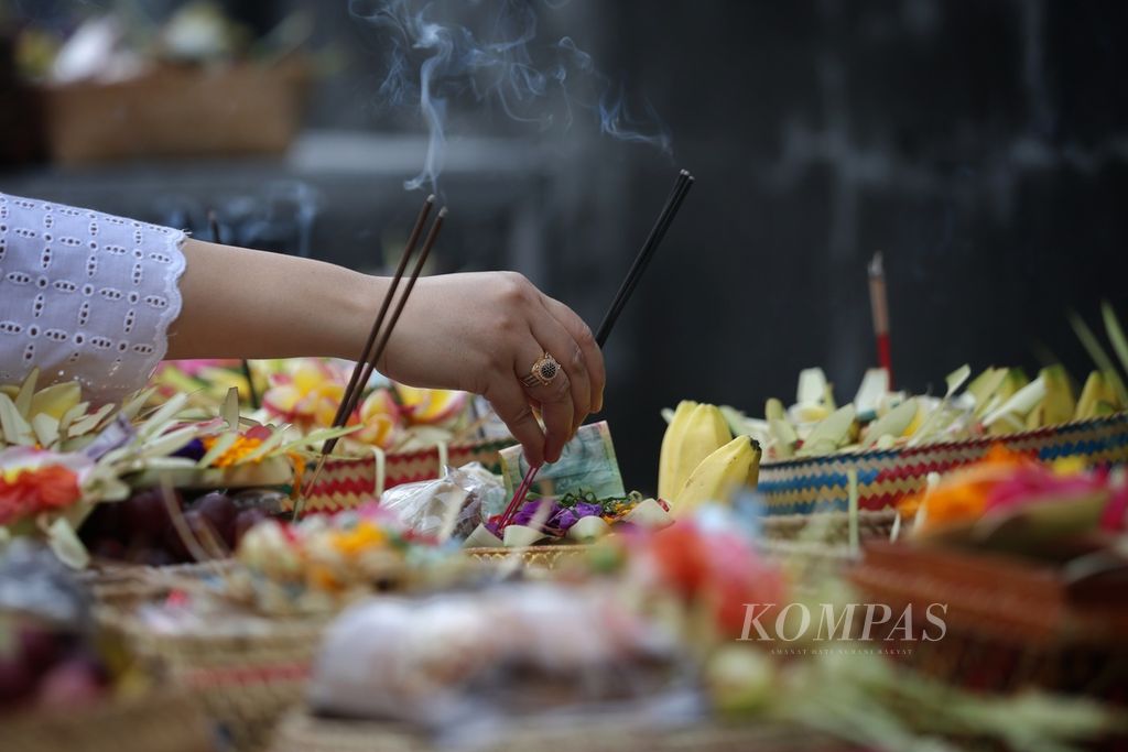 Umat Hindu mengikuti prosesi ritual Melasti di Pura Segara, Cilincing, Jakarta Utara, Minggu (3/3/2024). Umat Hindu melakukan ritual Melasti sebagai rangkaian Hari Suci Nyepi.  Acara ini diikuti oleh lebih dari 20 pura se-Jabodetabek.