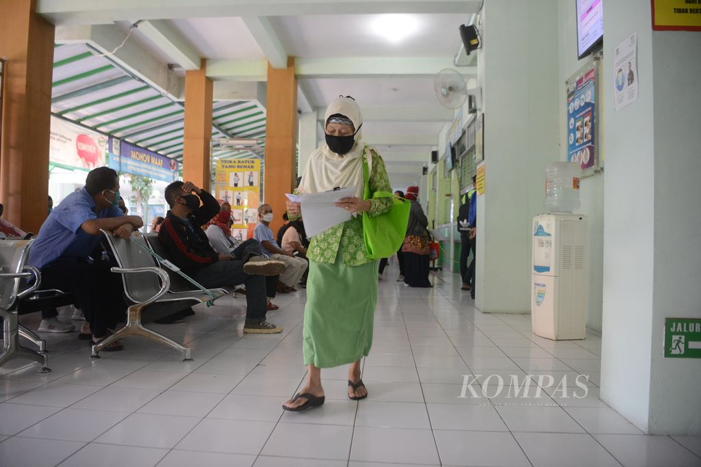 Warga lansia peserta BPJS Kesehatan mendaftarkan diri untuk mendapat layanan medis di RSUD Kota Yogyakarta, Umbulharjo, Yogyakarta, Senin (24/8/2020). 
