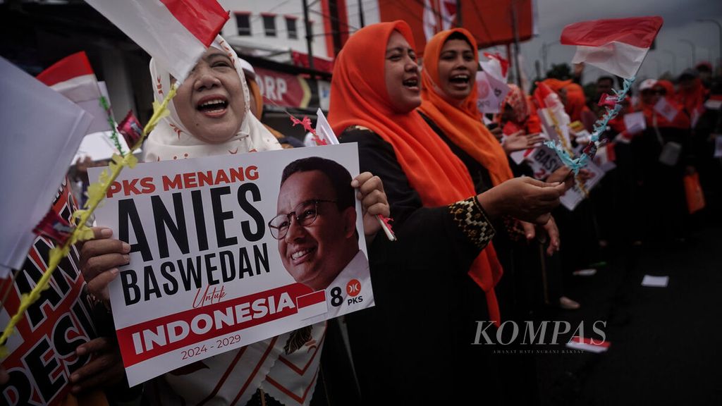 Barisan ibu-ibu simpatisan Partai Keadilan Sejahtera  menunggu kedatangan Anies Baswedan di depan kantor DPP PKS, Jakarta, Kamis (23/2/2023). 