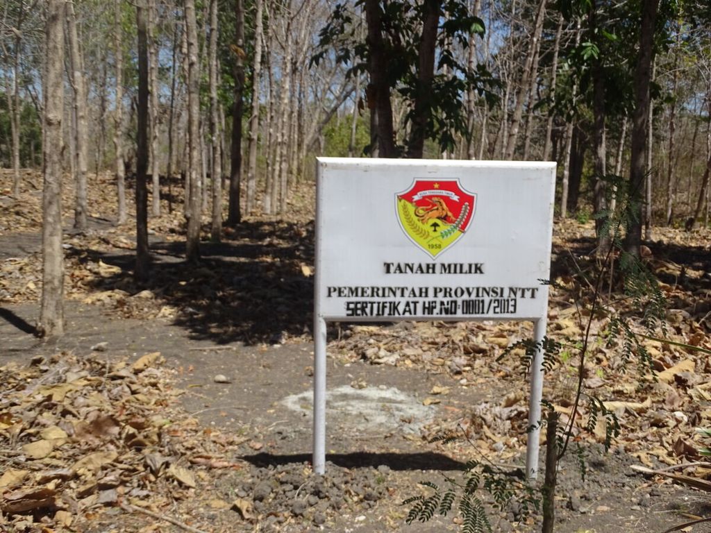 Pemprov NTT mengklaim lahan seluas 3.780 hektar di wilayah Desa Linamnut adalah milik pemprov. Sekitar 500 meter dari plang papan ini, masyarakat adat Pubabu membangun tenda untuk mengungsi di atas lahan yang sama.