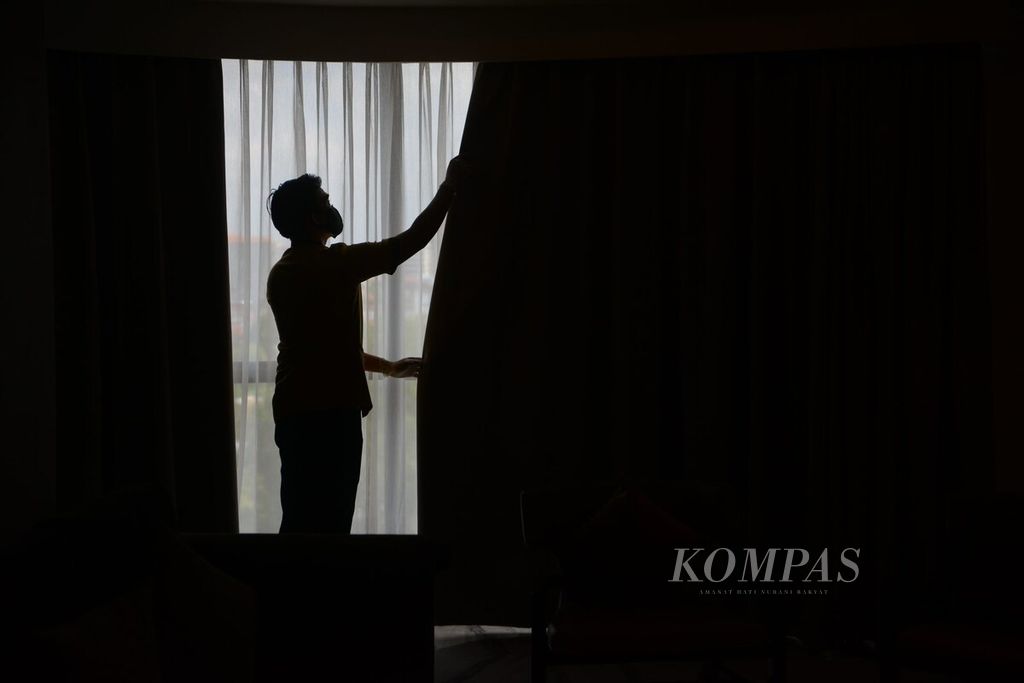 Pekerja merapikan kamar dengan menggunakan alat pelindung diri di salah satu hotel di Yogyakarta, Rabu (1/7/2020). 