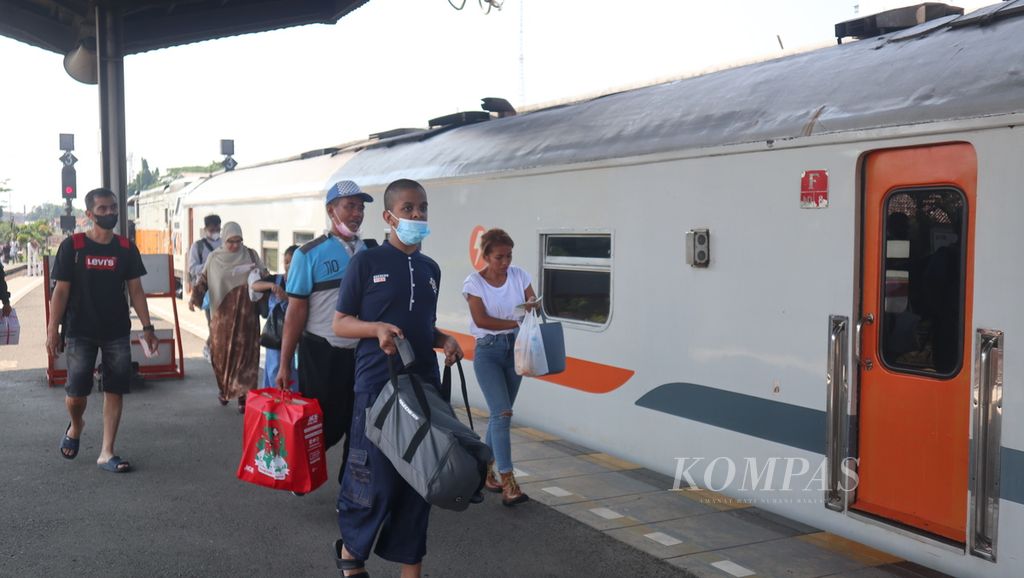 Sejumlah penumpang bersiap masuk gerbong kereta api di Stasiun Cirebon, Jawa Barat, Senin (24/4/2023). Hari itu, sebanyak 9.186 penumpang naik kereta dari wilayah Cirebon. Puncak arus balik untuk kereta api di diprediksi berlangsung Senin dan Selasa (25/4/2023).