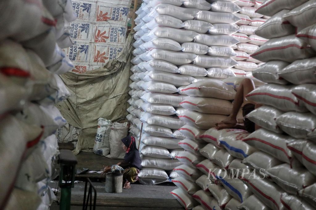 Buruh beristirahat di sela-sela waktu mengangkut beras di Pasar Induk Beras Cipinang, Jakarta, Kamis (11/3/2021). Per 4 Maret 2021, stok total beras yang dikelola Bulog mencapai 870.421 ton. Sebanyak 842.651 ton di antaranya merupakan stok kewajiban pelayanan publik dan sisanya merupakan beras komersial.