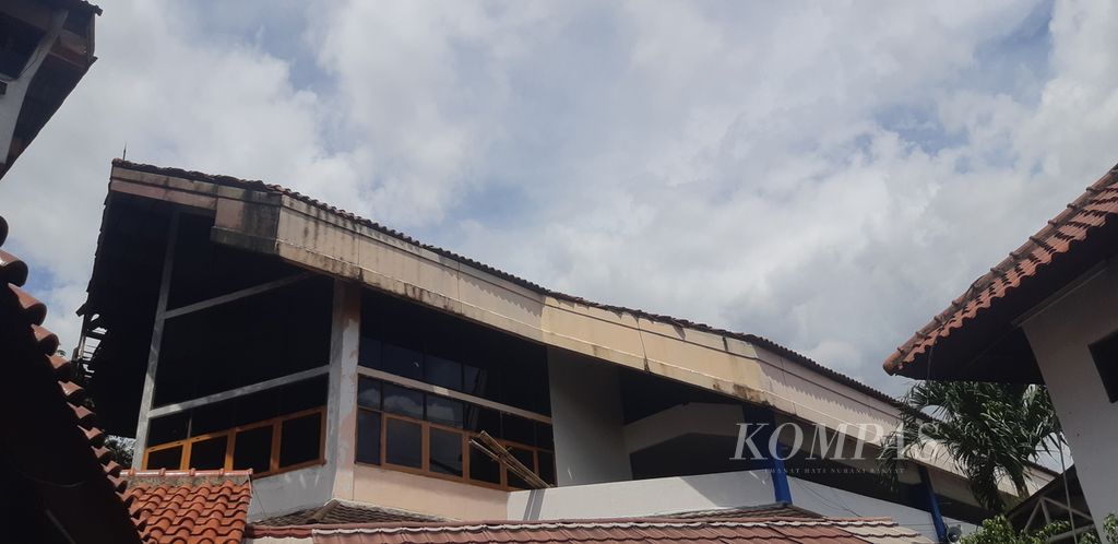 Kondisi fasad lantai dua dan atap ruang tunggu yang tidak terawat di terminal bus antarkota di Terminal Kampung Rambutan, Jakarta Timur, Rabu (12/4/2023).