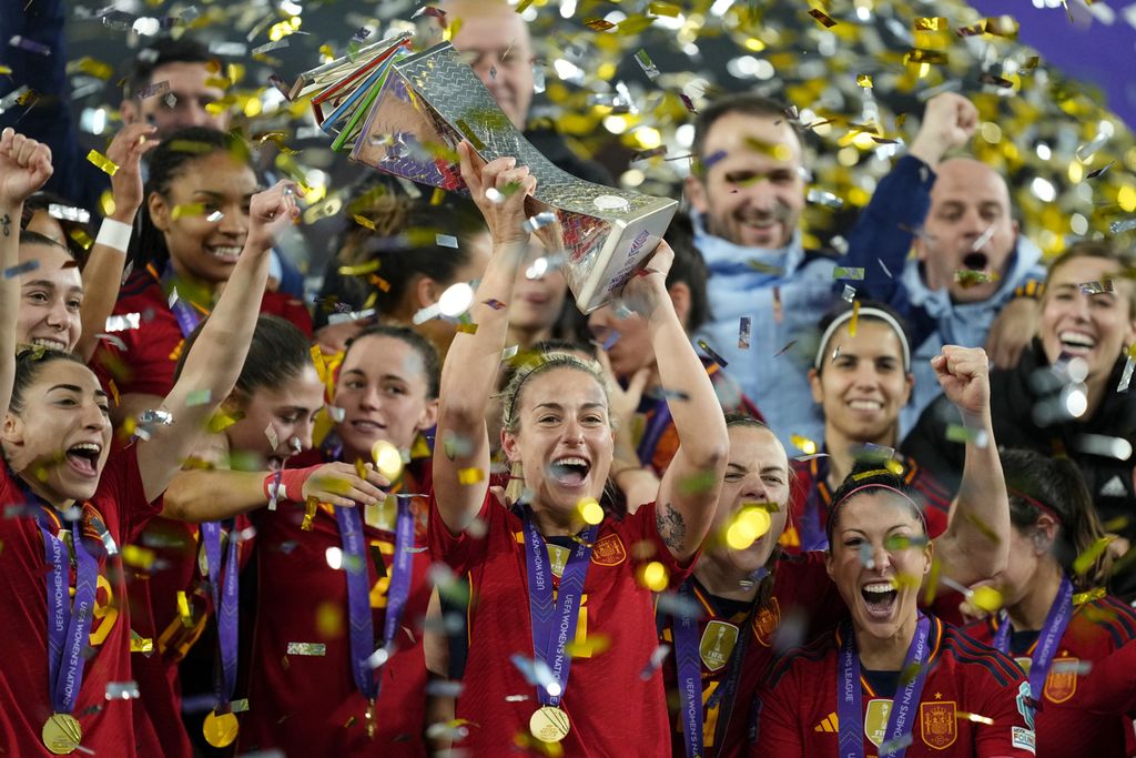 Pemain timnas putri Spanyol Alexia Putellas mengangkat trofi setelah Spanyol menjuarai Liga Nasional Putri UEFA, Kamis (29/2/2024) dini hari WIB, di Stadion La Caturja, Sevilla, Spanyol, Kamis (29/2/2024) dini hari WIB. Spanyol mengalahkan Perancis, 2-0.
