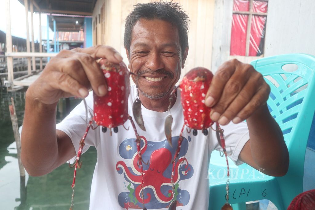 Moji Tiok (50) menunjukkan <i>katang</i>, alat tangkap gurita, di Desa Torosiaje, Kecamatan Popayato, Kabupaten Pohuwato, Gorontalo, Jumat (15/7/2022). Alat tangkap tersebut ramah lingkungan karena tidak merusak terumbu karang. Pemdes Torosiaje berencana membatasi penangkapan gurita untuk menjaga populasi hewan itu.