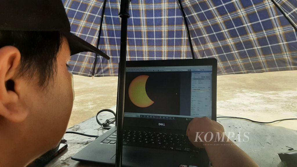 Puncak gerhana matahari sebagian di Pontianak, Kalimantan Barat, Kamis (20/4/2023) pukul 11.03. Pengamatan dilakukan dari halaman Kantor Badan Riset dan Inovasi Nasional (BRIN) Kawasan Pontianak.