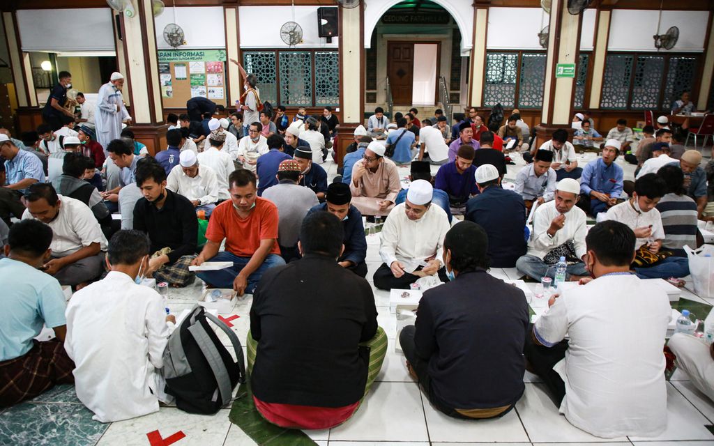 Umat Islam menikmati makanan saat mengikuti buka puasa bersama di Masjid Agung Sunda Kelapa, Menteng, Jakarta Pusat, Minggu (3/4/2022).