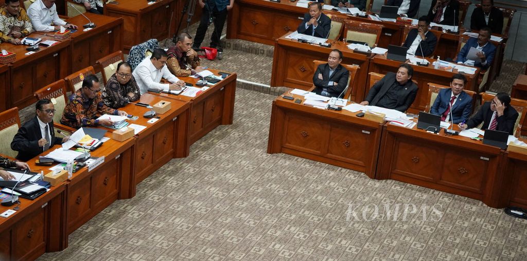 Para anggota Komisi III DPR mengikuti rapat dengan Menteri Koordinator Politik, Hukum, dan Keamanan Mahfud MD di ruang rapat Komisi III Gedung DPR, Jakarta, Rabu (29/3/2023). 