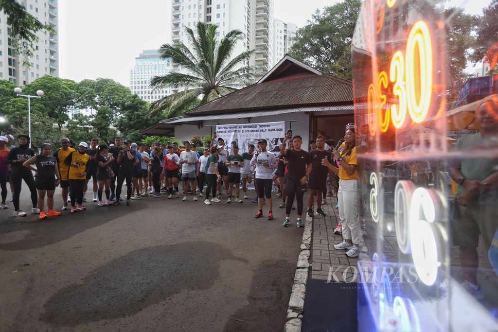 Para pelari bersiap untuk berkompetisi di kawasan Gelora Bung Karno, Jakarta, Sabtu (9/3/2024). Harian<i> Kompas </i>dan Lembaga Penjamin Simpanan menggelar acara lari Run the Ground sebagai pra-acara Monas Half Marathon 2024. Acara ini digelar bersama komunitas lari. Sebanyak 25 grup atau 125 pelari mengikuti acara ini. 