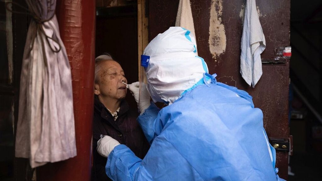 Dalam foto yang dirilis kantor berita Xinhua, seorang petugas kesehatan melakukan tes pada warga lansia di Shanghai, China, 3 April 2022. 