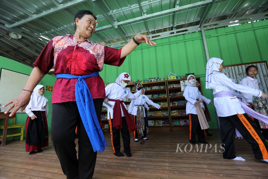 Guru membimbing siswa SDN 07 Ujung Menteng, Jakarta Timur, berlatih menari sebagai implementasi dari penanaman karakter dalam Kurikulum Merdeka Belajar, Jumat (12/5/2023). 