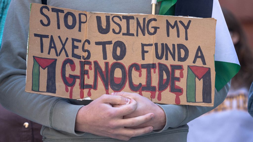 Students carried cardboard signs urging an end to economic cooperation between the United States and Israel during a protest on the campus of New York University in the United States on Monday (22/4/2024).