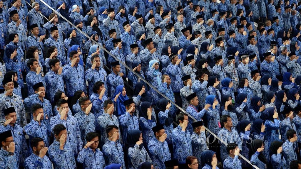 Para aparatur sipil negara (ASN) mengikuti upacara Hari Ulang Tahun Ke-47 Korps Pegawai Republik Indonesia (Korpri) di Istora Senayan, Jakarta, Kamis (29/11/2018). 