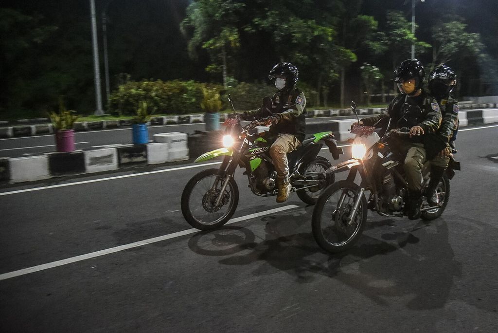 Satuan Polisi Pamong Praja Kota Surabaya sejak Kamis (14/4/2022) menggelar patroli pengawasan terhadap seluruh gereja yang ada di Surabaya, mulai malam ini hingga Minggu (17/4/2022) melaksanakan Tri Hari Suci.