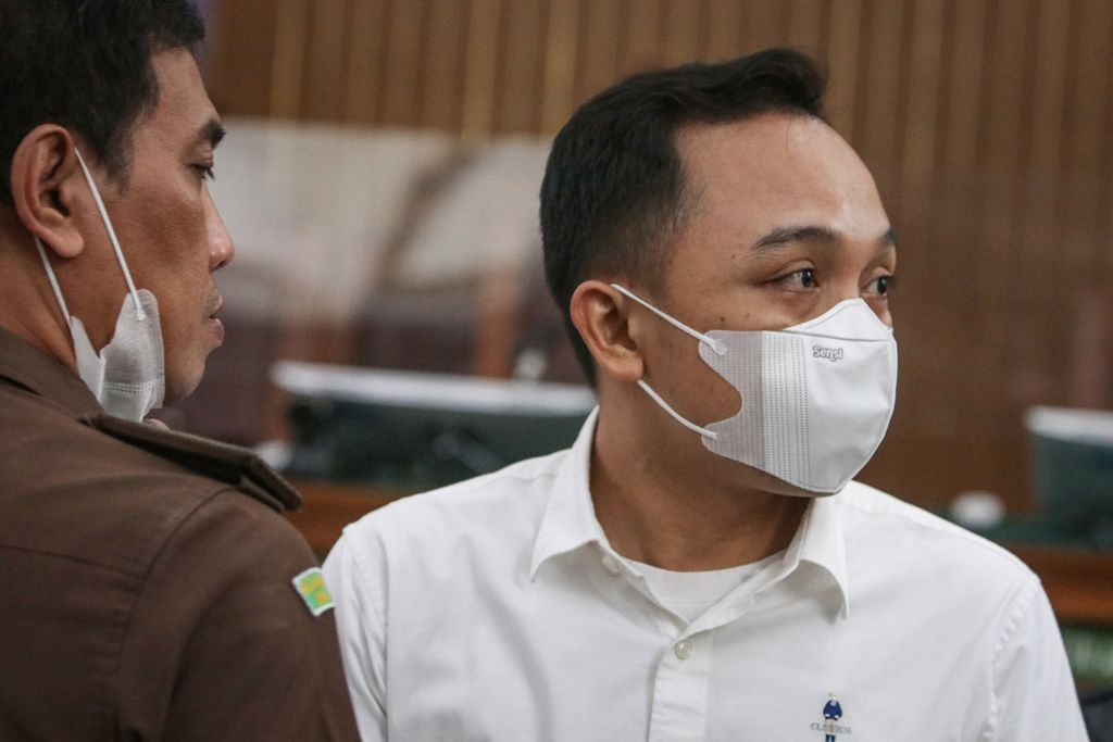 Terdakwa Ricky Rizal bersiap meninggalkan ruang sidang di Pengadilan Negeri Jakarta Selatan, Senin (16/1/2023). Pengadilan Negeri Jakarta Selatan kembali menggelar sidang lanjutan kasus pembunuhan berencana terhadap Nofriansyah Yosua Hutabarat atau Brigadir J dengan terdakwa Ricky Rizal. Dalam sidang ini, Ricky Rizal dituntut pidana delapan tahun penjara. Atas tuntutan tersebut, tim kuasa hukum terdakwa Ricky Rizal akan menyampaikan nota pembelaan atau pleidoi pada sidang selanjutnya. 