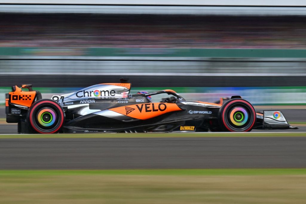 Pebalap McLaren, Oscar Piastri, memacu mobilnya pada sesi kualifikasi Formula 1 seri Inggris di Sirkuit Silverstone, Inggris, Sabtu (8/7/2023).