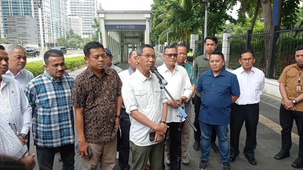 Penjabat Gubernur DKI Jakarta Heru Budi Hartono dan jajaran seusai meninjau kawasan Gelora Bung Karno, Sabtu (29/4/2023). Kawasan tersebut menjadi salah satu tempat KTT ASEAN 2023 pada September nanti.