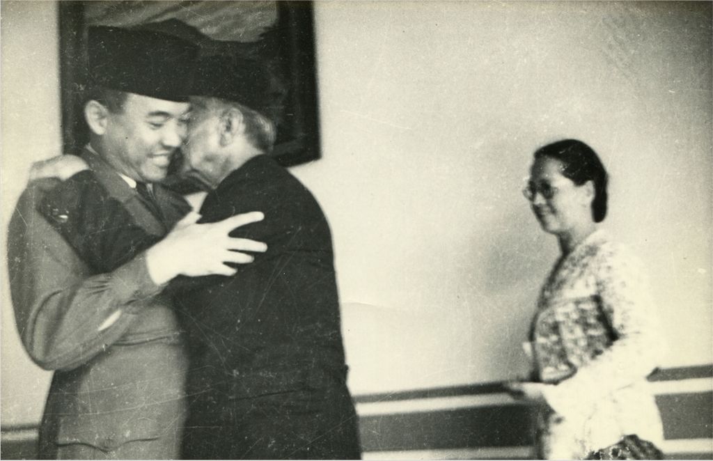 Dr. Douwes Dekker dan para pengungsi dari negeri Belanda tiba di Yogyakarta disambut oleh Presiden Soekarno dan Sri Sultan Hamengkubuwono IX pada tanggal 3 Januari 1947.