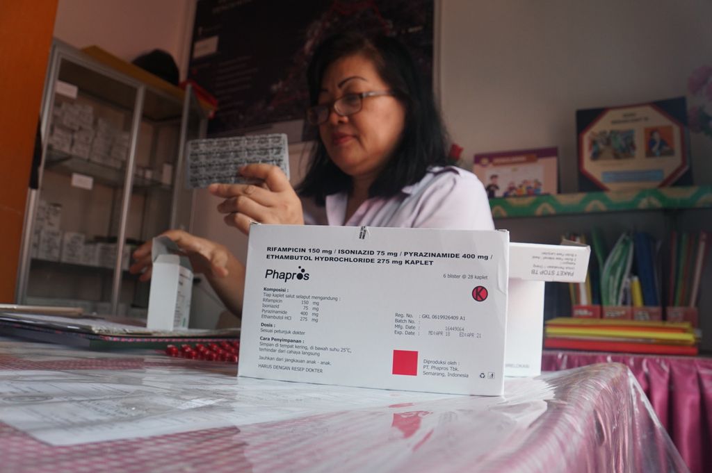 Tuberculosis Poly officer at Sario Manado Health Center, North Sulawesi, Ivonne Paendong shows a stop tuberculosis drug package, Wednesday (18/3/2020). The package of drugs that must be consumed non-stop for six months can be distributed free of charge to patients.