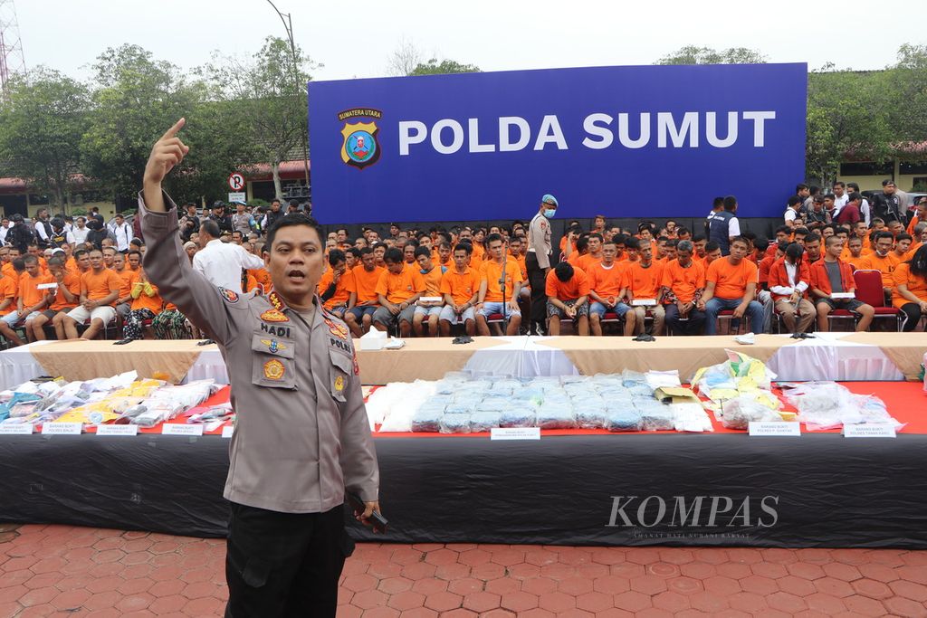 Kepala Bidang Humas Polda Sumatera Utara Komisaris Besar Hadi Wahyudi menunjukkan 1.058 pelaku kejahatan narkoba yang terdiri dari pengedar dan penyalah guna, Rabu (4/10/2023), di Medan. 