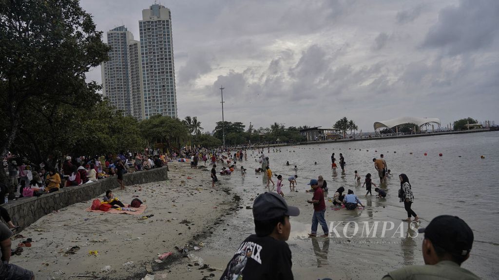 Residents enjoy the Ancol Beach area, Jakarta, during the Christmas holidays, Sunday (25/12/2022). The Ancol Beach area is one of the destinations for residents, both from Jakarta and outside the city, to enjoy holidays.