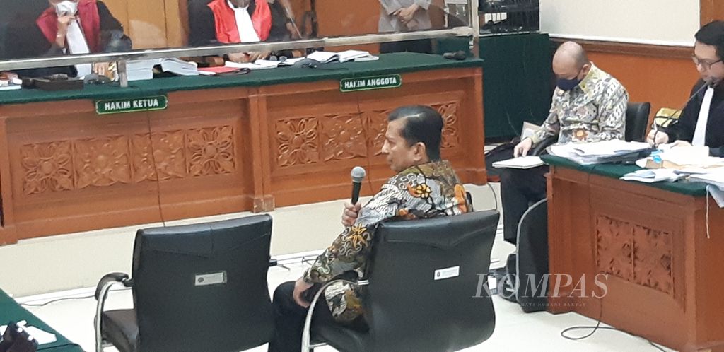 Komisaris Jenderal Polisi (Purn) Ahwil Loetan, Kelompok Ahli Badan Narkotika Nasional (BNN), menjadi saksi ahli dalam sidang perkara narkoba terdakwa Irjen Teddy Minahasa di Pengadilan Negeri Jakarta Barat, Senin (6/3/2023).