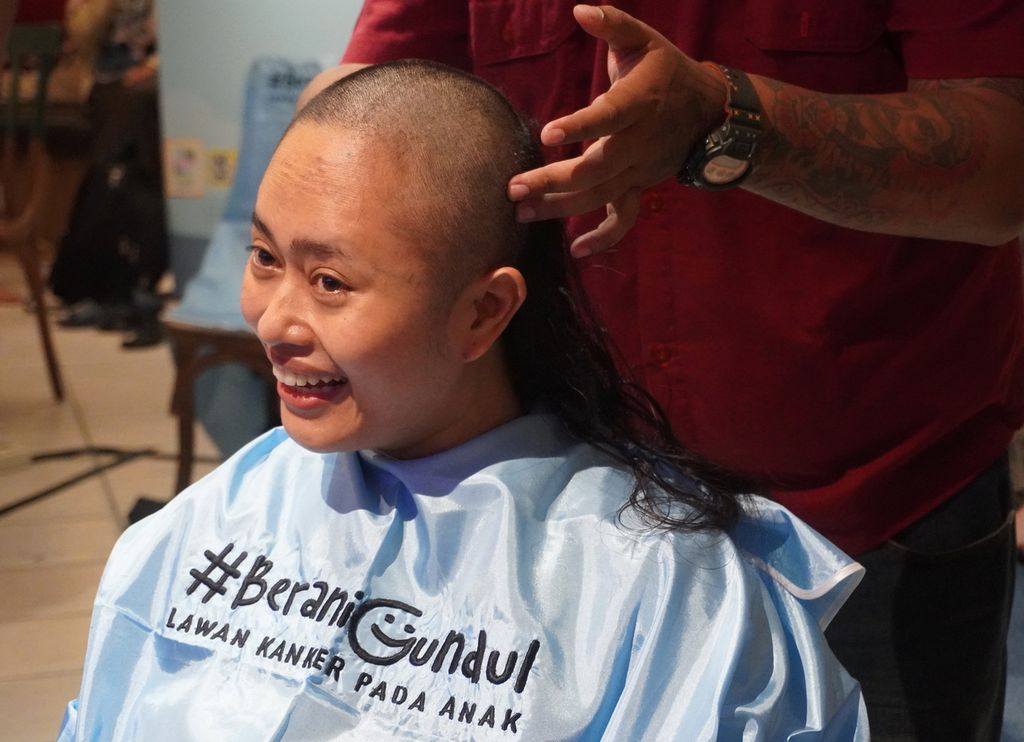 Seorang warga, Astrida Ulinuha (42), turut mencukur gundul rambutnya dalam peringatan Hari Kanker Anak Internasional di Kota Semarang, Jawa Tengah, akhir Agustus 2022.  Puluhan orang turut serta dalam kegiatan tersebut sebagai upaya menumbuhkan kepedulian, simpati, dan empati kepada anak-anak penderita kanker.  