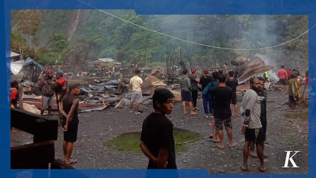 Kelompok kriminal bersenjata menyerang personel Polri dan membakar rumah warga di Distrik Baya Biru, Kabupaten Paniai, Papua. Sabtu (19/3/2022).