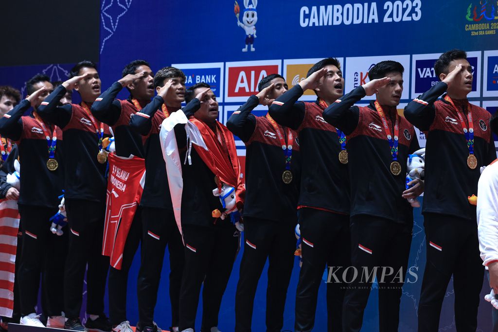 Tim bulu tangkis putra Indonesia memberi penghormatan pada bendera Merah Putih saat lagu Indonesia Raya berkumandang di Morodok Techo National Stadium, Kamis (11/5/2023). Indonesia meraih medai emas setelah mengalahkan Malaysia, 3-1, di final.