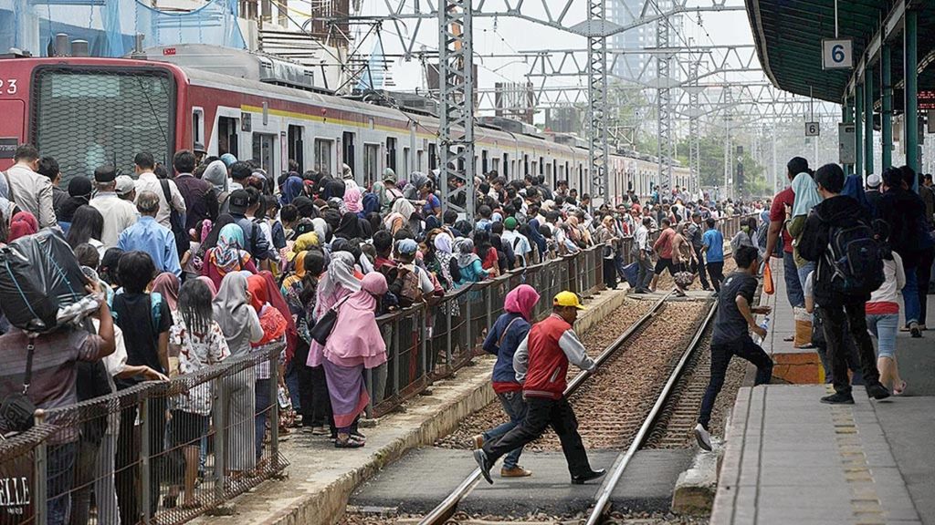 Calon penumpang kereta rel listrik Commuterline memadati Stasiun Manggarai, Jakarta, Kamis (14/9/2017).