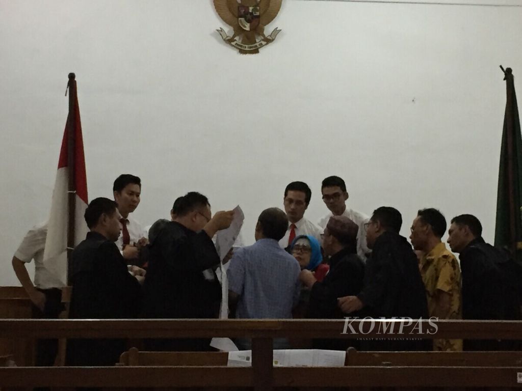 Jaksa penuntut umum Kejaksaan Negeri Sidoarjo menunjukkan barang bukti surat suara rusak dalam sidang pidana Pemilu 2019 di Pengadilan Negeri Sidoarjo, Selasa (11/6/2019).