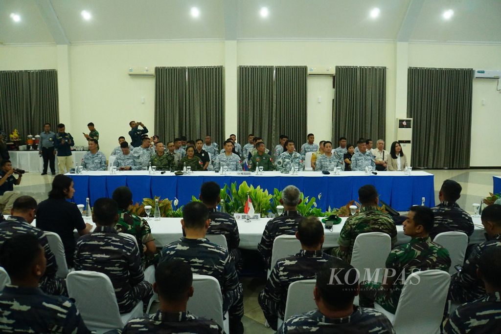Pasukan TNI Angkatan Laut dan AL Filipina menghadiri pembukaan Patroli Terkoordinasi Filipina-Indonesia (Corpat Philindo) XXXVII di Manado, Sulawesi Utara, Rabu (3/5/2023). Patroli itu akan diikuti lebih kurang 100 personel AL, masing-masing 50 orang dari kedua negara.