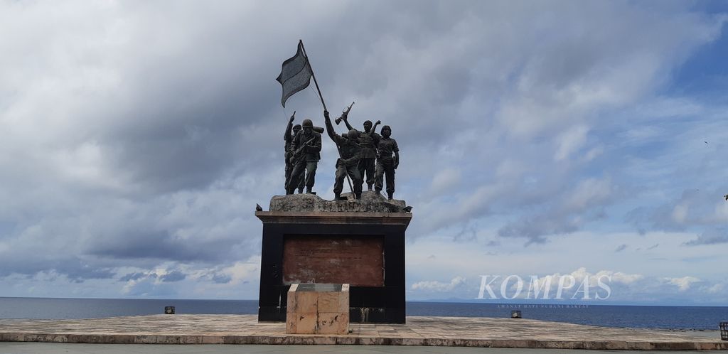 Suasana di sekitar Monumen Trikora dengan latar belakang laut lepas, tampak sepi, Sabtu (30/7/2022). Monumen ini berada di area Museum Perang Dunia II dan Trikora di Desa Wawama, Kecamatan Morotai Selatan, Kabupaten Pulau Morotai, Maluku Utara.