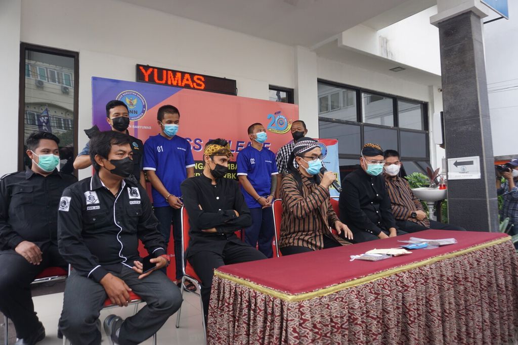 Dua tersangka pengedar tembakau sintetis dibekuk BNN Banyumas, Jawa Tengah, Selasa (22/3/2022).